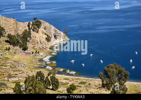 Boote in der Bucht Playa Japapi auf der Isla del Sol, Titicacasee, Bolivien Stockfoto