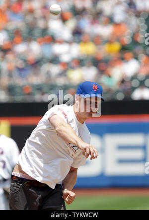 Der britische Prinz Harry wirft den ersten Pitch vor der New York Mets den Minnesota Twins bei Citi Field in New York City am 26. Juni 2010 spielen. UPI/John angelillo Stockfoto