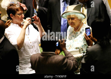 Leute Fotos von Königin Elizabeth II., 84, in Großbritannien, als sie Spaziergänge durch die Generalversammlung vor Ihrer Adressen, die bei den Vereinten Nationen am 6. Juli 2010 in New York. Die rede Marken ihrem zweiten Auftritt überhaupt an die Vereinten Nationen, von denen der erste Platz im Jahr 1957, als sie einen kurzen Besuch in der Stadt. UPI Foto/Monika Graff Stockfoto