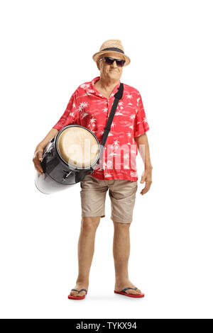 In voller Länge Porträt eines älteren männlichen Touristen mit einer Conga drum auf weißem Hintergrund Stockfoto