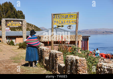 Islander um, Yumani Dorf, Isla del Sol, Bolivien Stockfoto