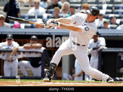 New York Yankees Mark Teixeira Hits ein Doppelzimmer im ersten Inning gegen die Los Angeles Angels im Yankee Stadium in New York City am 21. Juli 2010. UPI/John angelillo Stockfoto