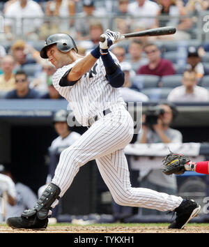 New York Yankees Derek Jeter Hits ein infield im dritten Inning gegen die Los Angeles Angels im Yankee Stadium in New York City am 21. Juli 2010. UPI/John angelillo Stockfoto