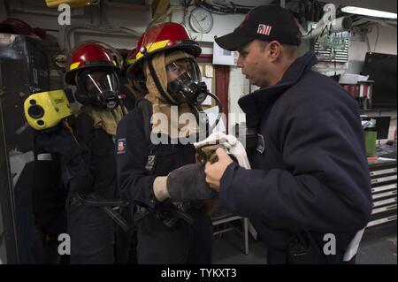 Meer - (Nov. 15, 2016) - Petty Officer 1st Class Aaron Bean, rechts, bietet Schulungen zu Seemann Kwok Wong während einer Schadensbegrenzung Übung im allgemeinen Workshops an Bord der USS Carney (DDG64) Während auf Patrouille im Mittelmeer November 15, 2016. Carney, einem der Arleigh-Burke-Klasse geführte-missile Destroyer, Vorwärts - Rota, Spanien bereitgestellt werden, ist die Durchführung einer Routinepatrouille in den USA 6 Flotte Bereich der Maßnahmen zur Unterstützung der US-amerikanischen nationalen Sicherheitsinteressen in Europa. Stockfoto