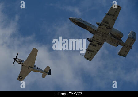 Eine A-10 Thunderbolt II, A-10 Demonstration Team zugewiesen, und eine P-51 Mustang ein Erbe während der 2019 Flügel über Whiteman Air & Space Show an Whiteman Air Force Base, Missouri, 15. Juni 2019 durchzuführen. Erbe Flüge bieten Luftfahrt Enthusiasten die Möglichkeit, klassische und aktuelle militärische Flugzeuge nebeneinander anzeigen und Ehre Flieger und ihre Opfer der Vergangenheit und Gegenwart. (U.S. Air Force Foto von Tech. Sgt. Alexander W. Riedel) Stockfoto