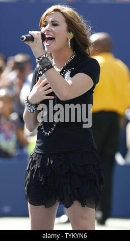 Demi Lovato führt während Arthur Ashe Kids' Day bei den US Open in der National Tennis Center statt, am 28. August 2010 in New York. UPI/Monika Graff... Stockfoto