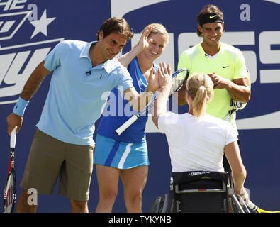 Rollstuhl Tennis champion Esther Vergeer gratuliert durch Tennis greats Roger Federer (L), Kim Clijsters und Rafael Nadal, nachdem sie an einem einige tennis Spaß während Arthur Ashe Kids' Day nahm bei den US Open in der National Tennis Center statt, am 28. August 2010 in New York. UPI/Monika Graff... Stockfoto