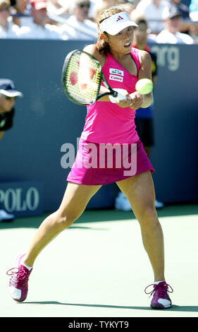 Ayumi Morita von Japan gibt die Kugel zu Francesca Schiavone Italiens während der ersten Runde der US Open an der National Tennis Center am August 30, 2010 in New York. UPI Foto/Monika Graff... Stockfoto