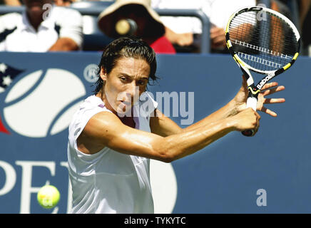 Francesca Schiavone in Italien liefert die Kugel zu Ayumi Morita von Japan während der ersten Runde der US Open an der National Tennis Center am August 30, 2010 in New York. UPI Foto/Monika Graff... Stockfoto