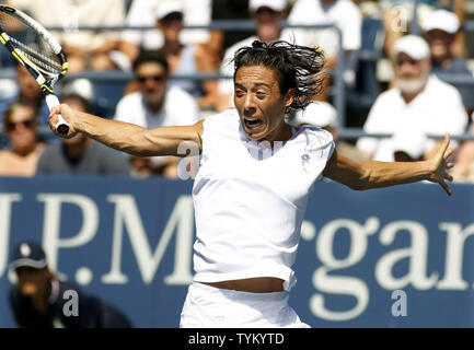 Francesca Schiavone in Italien liefert die Kugel zu Ayumi Morita von Japan während der ersten Runde der US Open an der National Tennis Center am August 30, 2010 in New York. UPI Foto/Monika Graff... Stockfoto