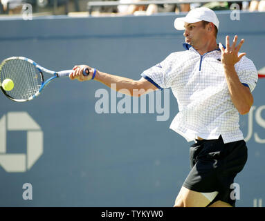 Andy Roddick aus den USA zurück, um die Kugel zu Stephane Robert von Frankreich während der ersten Runde der US Open an der National Tennis Center am August 30, 2010 in New York. UPI Foto/Monika Graff... Stockfoto