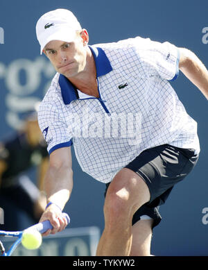 Andy Roddick aus den USA zurück, um die Kugel zu Stephane Robert von Frankreich während der ersten Runde der US Open an der National Tennis Center am August 30, 2010 in New York. UPI Foto/Monika Graff... Stockfoto