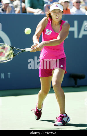 Ayumi Morita von Japan gibt die Kugel zu Francesca Schiavone Italiens während der ersten Runde der US Open an der National Tennis Center am August 30, 2010 in New York. UPI Foto/Monika Graff... Stockfoto