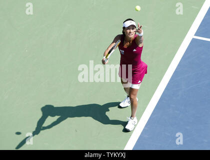 Kimiko Date Krumm von Japan dient der Svetlana Kuznetsova in Russland während der ersten Runde der US Open an der National Tennis Center statt, am 31. August 2010 in New York. UPI Foto/Monika Graff... Stockfoto