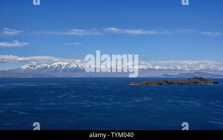 Blick auf die gesamte Cordillera Real über den Titicacasee, Isla del Sol, Bolivien Stockfoto