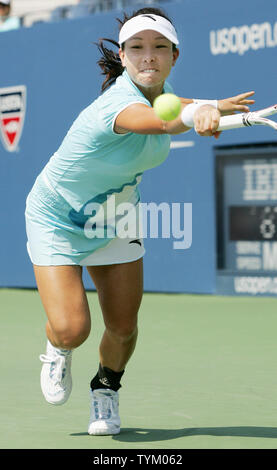 Jie Zheng China liefert die Kugel zu Ana Ivanovic aus Serbien während der zweiten Runde verdoppelt Aktion an der US Open an der National Tennis Center am 1. September 2010 in New York. UPI Foto/Monika Graff... Stockfoto