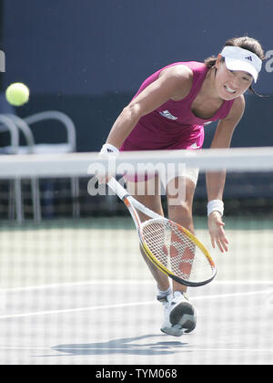 Kimiko Date Krumm von Japan gibt die Kugel als sie und Partner Ayumi MORITA, auch von Japan, auf Serben Jelena Jankovic und Bojana Jovanovski während der ersten Runde verdoppelt Aktion an der US Open an der National Tennis Center am 1. September 2010 in New York. UPI Foto/Monika Graff... Stockfoto