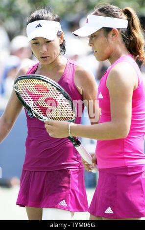 Japans Kimiko Date Krumm (L) und Partner Ayumi MORITA auf Serben Jelena Jankovic und Bojana Jovanovski während der ersten Runde verdoppelt Aktion an der US Open an der National Tennis Center am 1. September 2010 in New York. UPI Foto/Monika Graff... Stockfoto