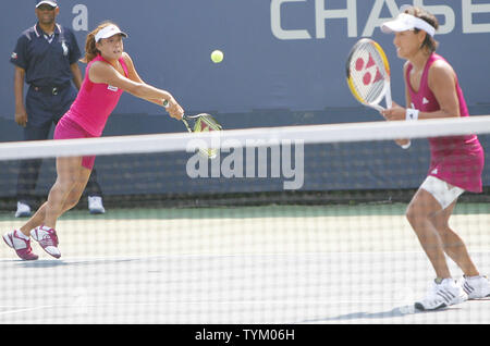 Japans Ayumi MORITA (L) und ihr Partner Kimiko Date krumm nehmen auf Serben Jelena Jankovic und Bojana Jovanovski während der ersten Runde verdoppelt Aktion an der US Open an der National Tennis Center am 1. September 2010 in New York. UPI Foto/Monika Graff... Stockfoto