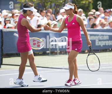 Japans Kimiko Date Krumm (L) und Partner Ayumi MORITA feiern wie sie auf Serben Jelena Jankovic und Bojana Jovanovski während der ersten Runde verdoppelt Aktion an der US Open an der National Tennis Center am 1. September 2010 in New York. UPI Foto/Monika Graff... Stockfoto