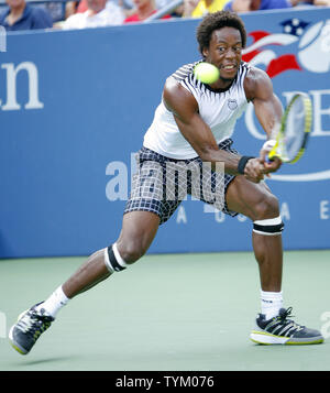 Gael Monfils von Frankreich gibt den Ball zu Igor Andreev in Russland während der zweiten Runde der US Open an der National Tennis Center am 1. September 2010 in New York. UPI Foto/Monika Graff... Stockfoto