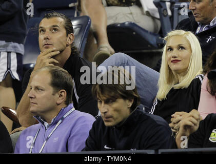 Gwen Stefani und Gavin Rossdale watch Roger Federer von der Schweiz spielen Jurgen Melzer Österreichs am 8. Tag am US Open Tennis Championships in Arthur Ashe Stadium in New York City am 6. September 2010. UPI/John angelillo Stockfoto