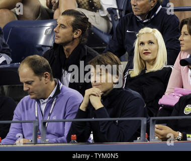 Gwen Stefani und Gavin Rossdale watch Roger Federer von der Schweiz spielen Jurgen Melzer Österreichs am 8. Tag am US Open Tennis Championships in Arthur Ashe Stadium in New York City am 6. September 2010. UPI/John angelillo Stockfoto