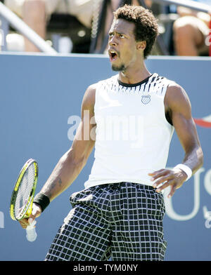 Gael Monfils von Frankreich reagiert, als er ein Spiel nimmt von Land Mann Richard Gasquet während der vierten Runde Tätigkeit am US Open am National Tennis Center am 6. September 2010 in New York. UPI/Monika Graff Stockfoto