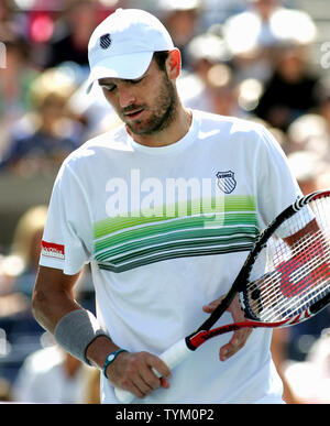 Mardy Fish der USA reagiert, nachdem verliert einen Punkt zu Novak Djokovic, dritte Samen, von Serbien während der vierten Runde Tätigkeit am US Open am National Tennis Center am 6. September 2010 in New York. UPI/Monika Graff Stockfoto