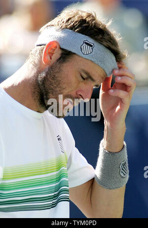 Mardy Fish der USA reagiert, nachdem verlieren Ein weiterer Punkt in der Dritten zu Novak Djokovic, dritte Samen, von Serbien während der vierten Runde Tätigkeit am US Open statt an der National Tennis Center am 6. September 2010 in New York. Djokovic gewann 6-3, 6-4. 6-1. UPI/Monika Graff Stockfoto