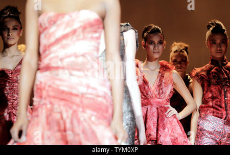 Modelle gehen Sie die Start- und Landebahn in der christlichen Siriano Fashion Show im Frühjahr 2011 Sammlungen von Mercedes-Benz Fashion Week in New York City am 9. September 2010. UPI/John angelillo Stockfoto