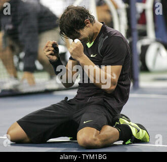 Obere Samen Rafael Nadal aus Spanien reagiert, nachdem seine erste U.S. Open Championship gewann nach dem Sieg über Dritte - Samen Novak Djokovic aus Serbien an der U.S. Open gehalten an der National Tennis Center am 12. September 2010 in New York. Nadal gewann 6-4 5-7 6-4 6-2. UPI/Monika Graff Stockfoto