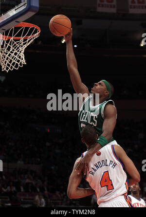 Boston Celtics Paul Pierce Laufwerke an den Korb über New York Knicks Anthony Randolph im ersten Quartal einen Saison Spiel im Madison Square Garden in New York City am 13. Oktober 2010. UPI/John angelillo Stockfoto