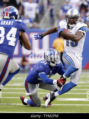 New York Giants Aaron Ross versucht, Detroit Lions Nate Burleson im dritten Quartal bei New Meadowlands Stadium in Woche 6 der NFL in East Rutherford, New Jersey am 17. Oktober 2010. Die Giants besiegten die Löwen 28-20. UPI/John angelillo Stockfoto