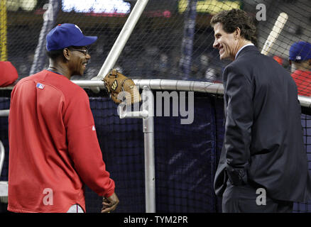 Texas Rangers manager Ron Washington Gespräche mit ehemaligen New York Yankees player Paul O'Neil vor Spiel 3 Der ALCS im Yankee Stadium in New York City am 18. Oktober 2010. UPI/John angelillo Stockfoto