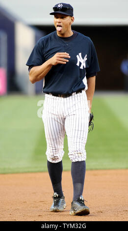 New York Yankees' dritter Basisspieler Alex Rodriguez erwärmt, bevor die Yankees die Texas Rangers in Spiel 4 der ALCS im Yankee Stadium am 19. Oktober 2010 in New York. UPI/Monika Graff Stockfoto