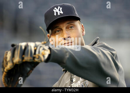 New York Yankees' shortstop Derek Jeter erwärmt, bevor die Yankees die Texas Rangers in Spiel 4 der ALCS im Yankee Stadium am 19. Oktober 2010 in New York. UPI/Monika Graff Stockfoto