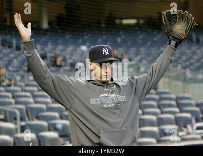 New York Yankees' shortstop Derek Jeter Narren zu einem Mannschaftskameraden, bevor die Yankees die Texas Rangers in Spiel 4 der ALCS im Yankee Stadium am 19. Oktober 2010 in New York. UPI/Monika Graff Stockfoto
