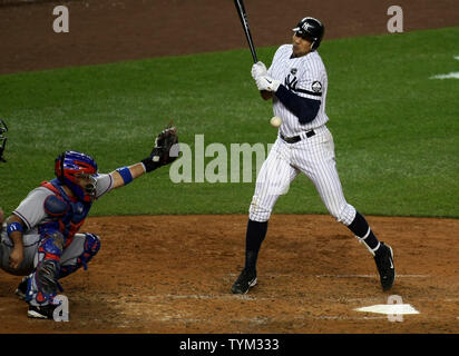 Alex Rodriguez von den New York Yankees wird durch eine Steigung wie Bengie Molina Fänge für theTexas Förster im vierten Inning, während Spiel 4 Der ALCS im Yankee Stadium am 19. Oktober 2010 in New York getroffen. UPI/Monika Graff Stockfoto