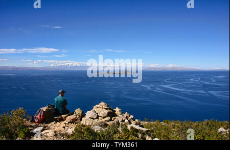 Blick auf die gesamte Cordillera Real über den Titicacasee, Isla del Sol, Bolivien Stockfoto