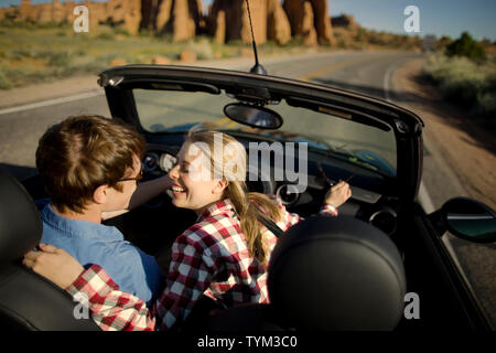 Glückliches junges paar Spaß in einem Cabrio während einer Reise zusammen. Stockfoto