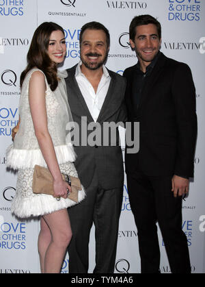 Anne Hathaway, Ed Zwick und Jake Gyllenhaal kommen für die Premiere von "Liebe & andere Drogen' an der Directors Guild of America Theater in New York am 16. November 2010. UPI/Laura Cavanaugh Stockfoto