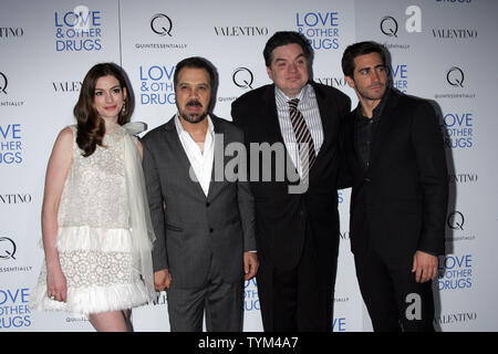 Anne Hathaway, Ed Zwick, Oliver Platt und Jake Gyllenhaal kommen für die Premiere von "Liebe & andere Drogen' an der Directors Guild of America Theater in New York am 16. November 2010. UPI/Laura Cavanaugh Stockfoto