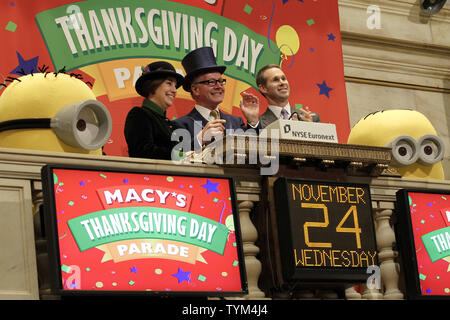 Ehemalige Executive Producer des Thanksgiving Day Parade von Macy's anzusehen Robin Hall, Executive Producer Amy Kule, und Schergen Ring der öffnung Glocke an der New Yorker Börse an der Wall Street in New York City am 24. November 2010. UPI/John angelillo Stockfoto