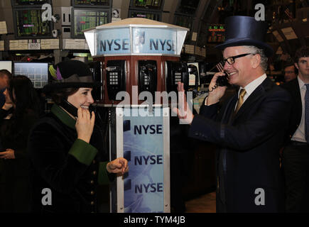 Ehemalige Executive Producer des Thanksgiving Day Parade von Macy's anzusehen Robin Hall und Executive Producer Amy Kule stehen auf dem Boden der NYSE nach der öffnung Glocke an der Wall Street in New York City am 24. November 2010. UPI/John angelillo Stockfoto