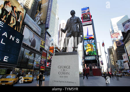 Eine Statue zu Ehren von George M. Cohan steht in Times Square in New York City am 10. Januar 2011. UPI/John angelillo Stockfoto