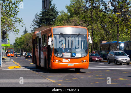 SANTIAGO, CHILE - Oktober 2015: transantiago Bus in der Nähe der Innenstadt von Santiago Stockfoto