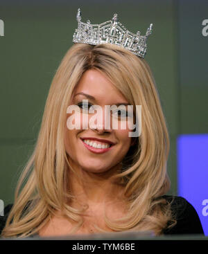Teresa Scanlan, der frisch gekrönte 2011 Miss America, leitet die öffnung Glocke Zeremonie an der NASDAQ am 18. Januar 2011 in New York City. Scanlon, der Gerig, Nebraska, wurde während der 90. Jahrestag der Miss America Pageant krönte in Las Vegas statt. UPI/Monika Graff Stockfoto