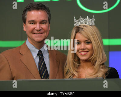 Sam Haskell, Vorsitzender der Miss America Organisation, und Teresa Scanlan, der frisch gekrönte 2011 Miss America, führt den Vorsitz bei der Öffnung Glocke Zeremonie an der NASDAQ am 18. Januar 2011 in New York City. Scanlon, der Gerig, Nebraska, wurde während der 90. Jahrestag der Miss America Pageant krönte in Las Vegas statt. UPI/Monika Graff Stockfoto