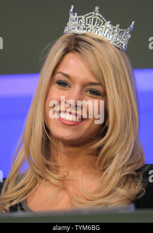 Teresa Scanlan, der frisch gekrönte 2011 Miss America, leitet die öffnung Glocke Zeremonie an der NASDAQ am 18. Januar 2011 in New York City. Scanlon, der Gerig, Nebraska, wurde während der 90. Jahrestag der Miss America Pageant krönte in Las Vegas statt. UPI/Monika Graff Stockfoto